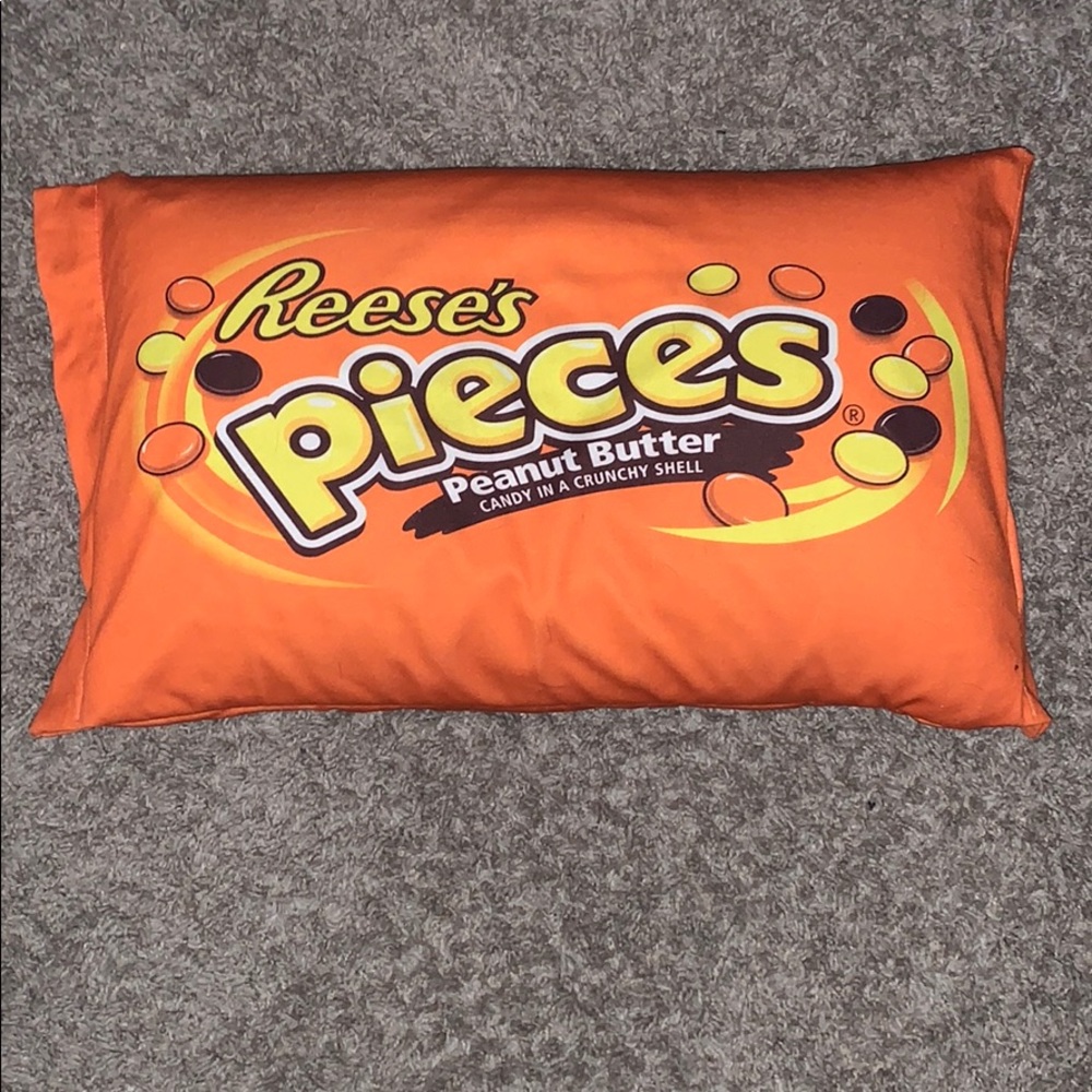 Reese pillow